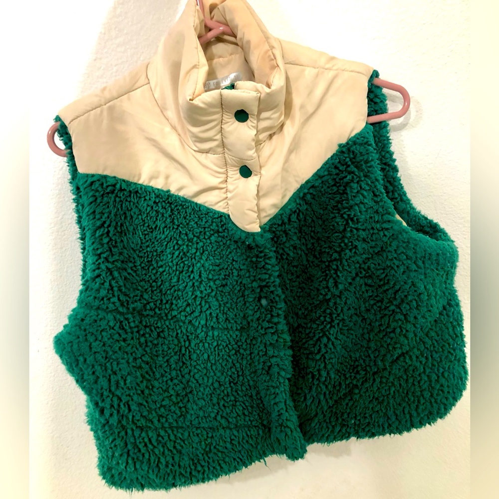 Cute cropped fuzzy green and beige vest